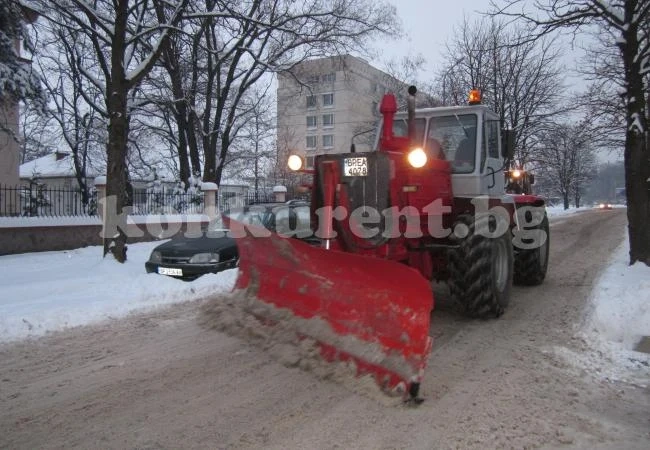 Снегът блокира пътища в Северозапада - вижте къде НЕ може да се пътува