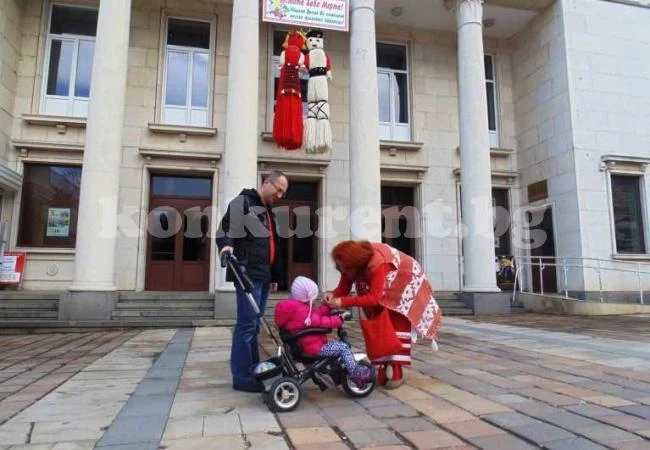 Баба Марта ще раздава мартенички във Враца