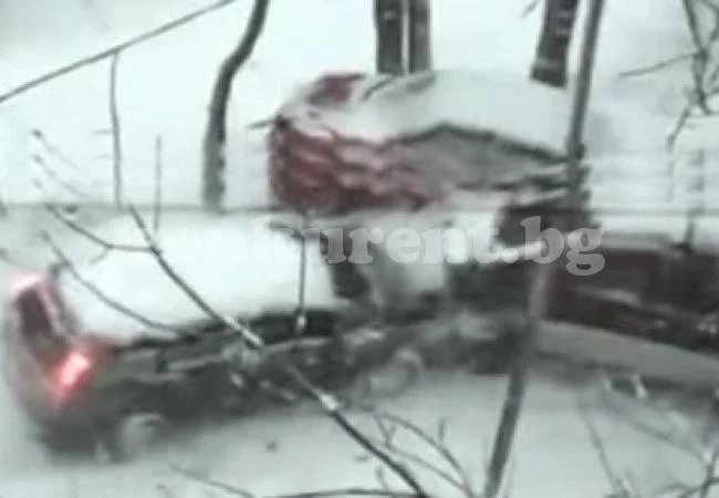 (ВИДЕО) Компилация от катастрофи през зимата
