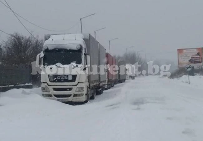 10 коли и снегорин блокирани на пътя