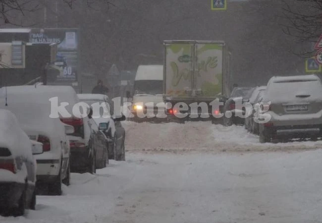 Двама души в болница след верижна катастрофа на заледен булевард
