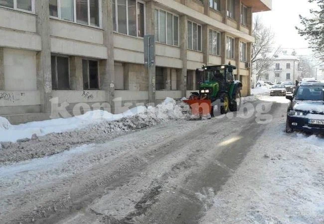 Снегорините влязоха и в малките улички