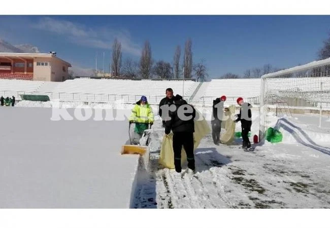 Треньори и футболисти сформираха ударна бригада за почистване на стадиона