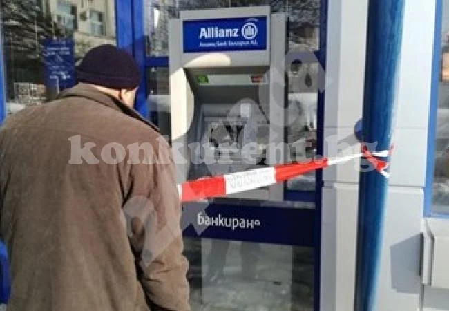 Задържаха разбилия с кирка банкомат