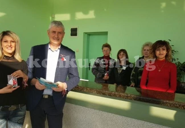 Кметът на Мездра закичи с мартеници служители и граждани