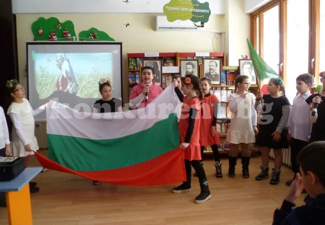 Ученици отбелязаха 3 март в аванс