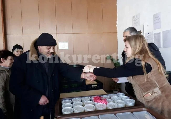 Подариха мартенички на потребителите на социалната трапезария