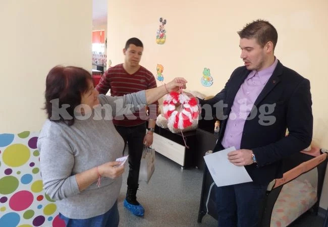 Представители на ПП ГЕРБ подариха мартеници на деца и възрастни от социалните звена във Враца