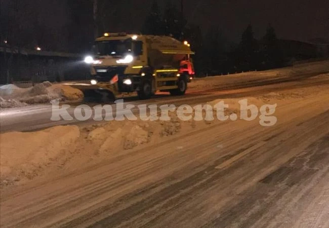 Обработват улиците във Враца със сол и магнезиев хлорид
