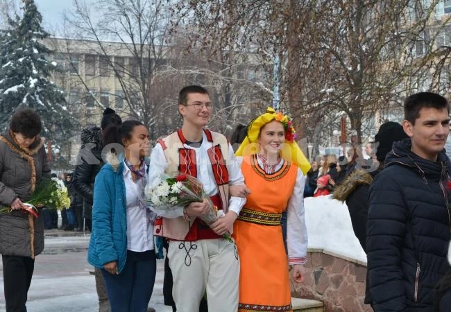 Стотици се поклониха пред героите на площад „Жеравица”