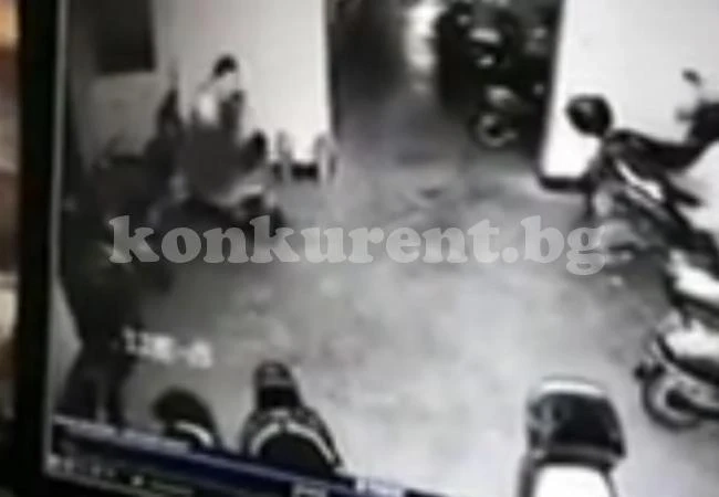 Камера засне клиент да прави секс с мотоциклет, който му хареса в магазин (ВИДЕО)