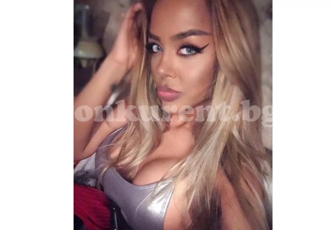 Деси Фотосесията отрече да е теглила кредит за цици