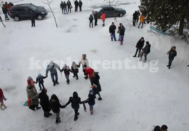 В Мокреш се хванаха на хоро за 3-ти март