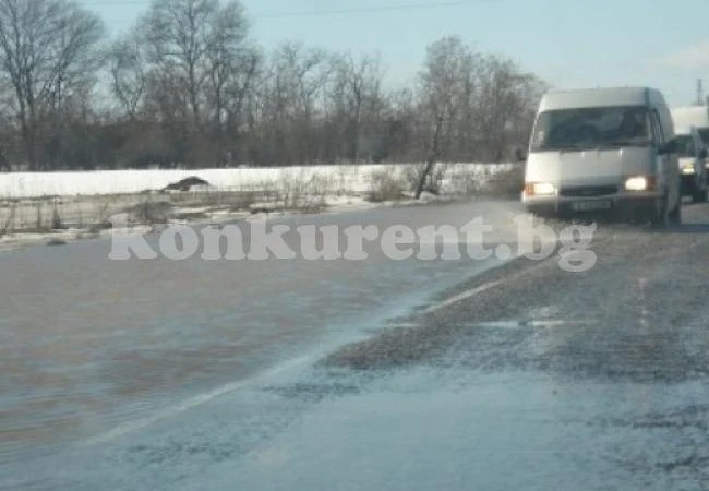 Вода заля път край Враца
