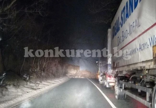 ОБНОВЕНА Скала блокира път Е79 край Мездра СНИМКА