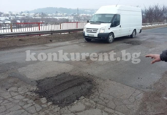 ТИР пропадна в дупка на моста край Краводер на път Е79 СНИМКИ