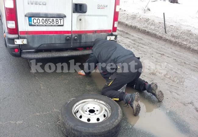 Бус и 3 ТИР-а са спукали гуми на моста край Краводер СНИМКИ