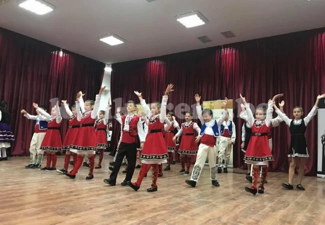 Детски танцов състав „Мездренче\
