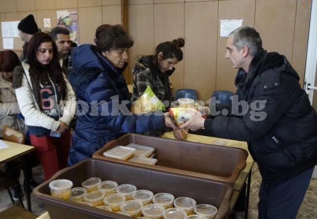 Повече хора ще имат достъп до „Топъл обяд“