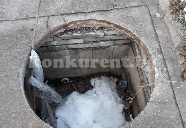 Дупка дебне пешеходци във Враца СНИМКИ