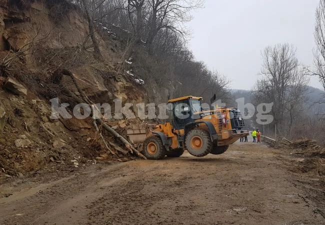 Скала блокира пътя в Искърското дефиле