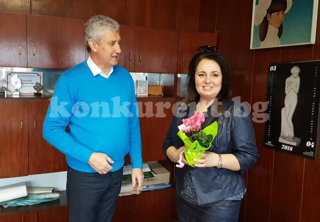 Цветя и благодарности за дамите в Мездра