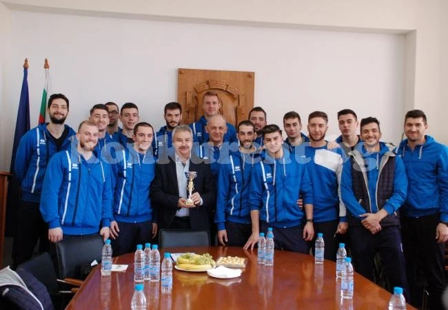 Златко Живков получи купа от волейболистите