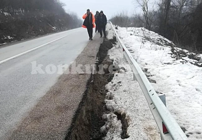 Свлачище отцепи пътя за Криводол СНИМКИ