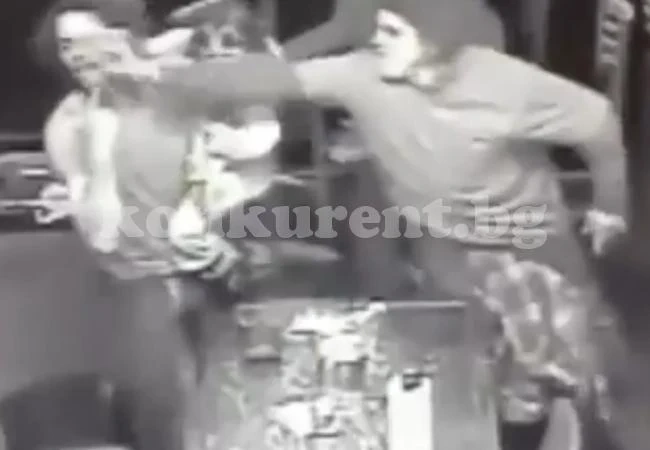 Пребиха жестоко баща с 4-годишна дъщеря на ръце (ВИДЕО 18+)