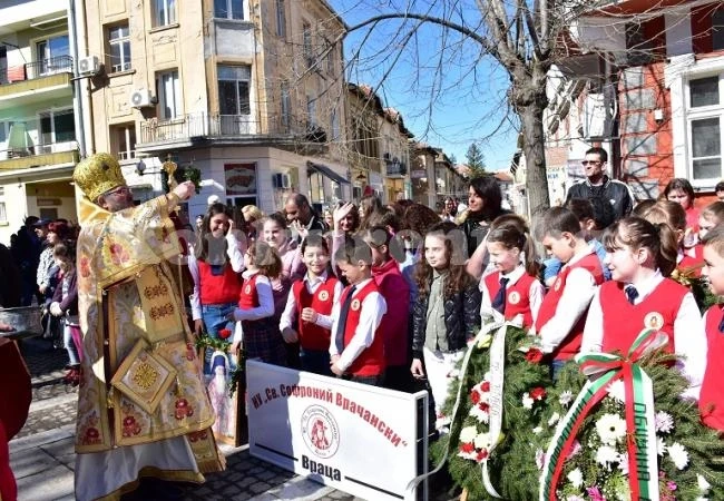 Враца се преклони пред небесния си закрилник СНИМКИ