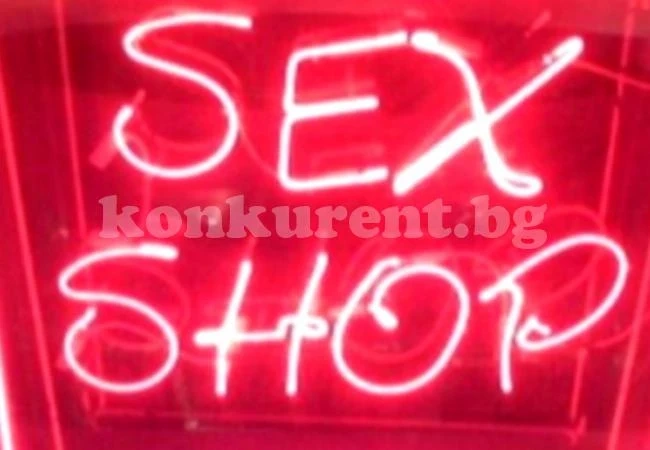 Блондинки влязоха в секс шоп и направиха голям удар