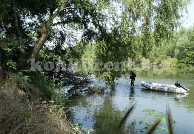 Цял ден дирят с водолази служител на МВР в Искър