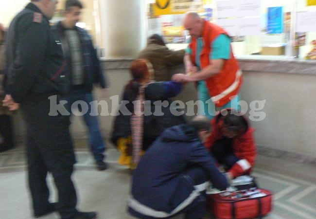 (СНИМКИ) Жена припадна в центъра на Враца