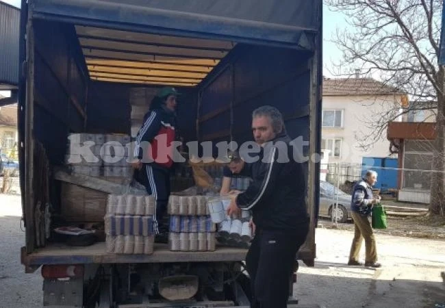 Раздават храни на социално слаби
