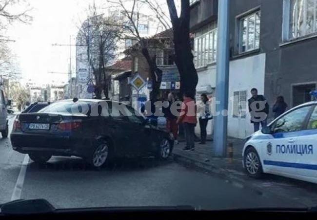 (СНИМКИ) Катастрофа затруднява движението по бул. \