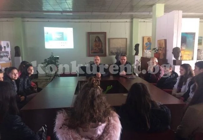 Депутат изнесе патриотичен урок пред ученици