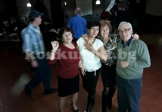 Пенсионери си спретнаха як купон