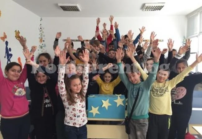 Ученици влизат в час по Българското председателство