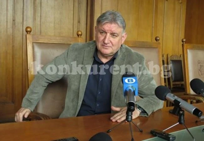 Собственик, вдигнал имение върху водопровод на 120 000, ще събаря барбекю и басейн