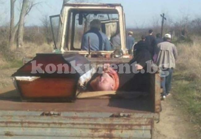 Всички се смеят на тази СНИМКА на пиян поп, заспал до ковчега на мъртвец