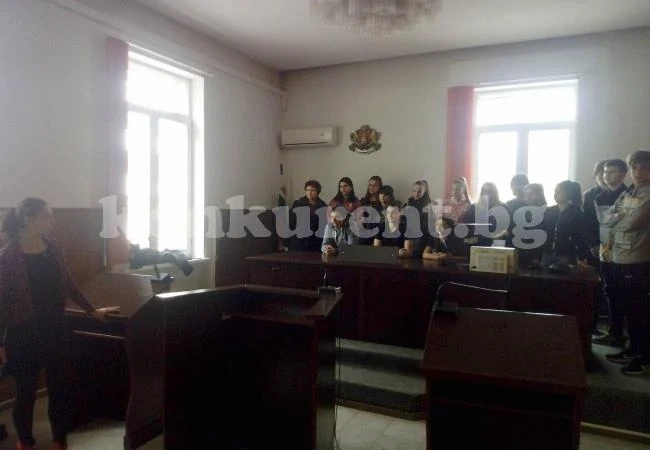 Осмокласници влязоха в съда