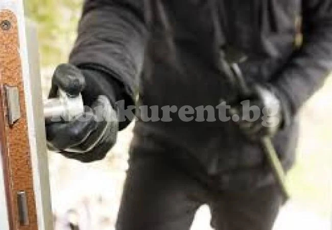 Крадец задигна злато и пари от дом