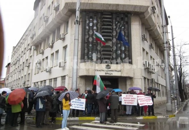 Врачани излязоха на протест за болницата си СНИМКИ