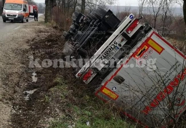 Катастрофа на ТИР отби движението по Е79 СНИМКИ