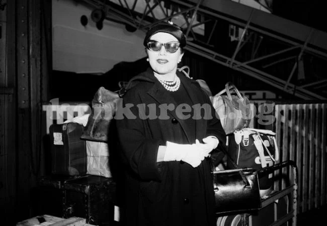 Удивителната история на фаталната красавица, която се внедри сред богатите и известните и доказа, че парите могат да купят щастие (СНИМКИ)