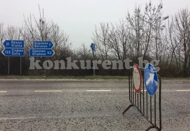(СНИМКИ) Отбиват движението заради катастрофа с ТИР 