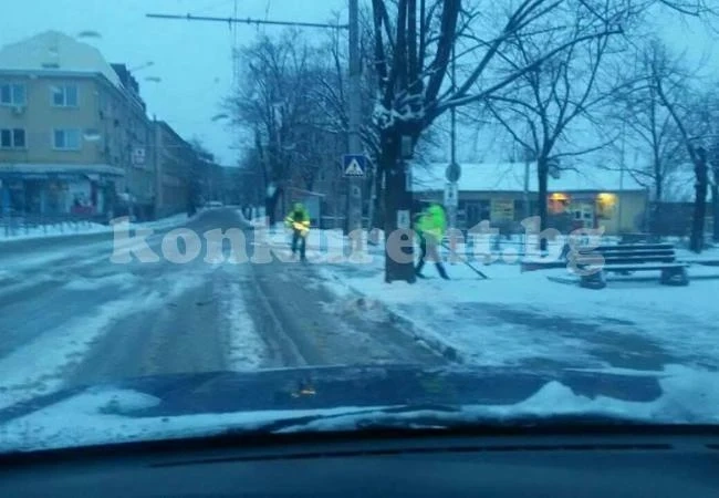 Посипаха с 90 тона сол улиците във Враца