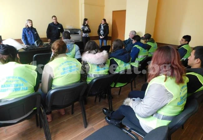 Униформени обучиха млади доброволци