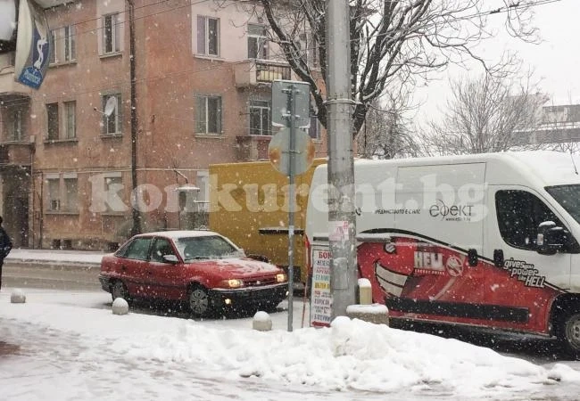 СНИМКИ Шофьори огънаха ламарините на „Суми“