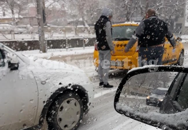 Огънаха бронята на такси СНИМКИ
